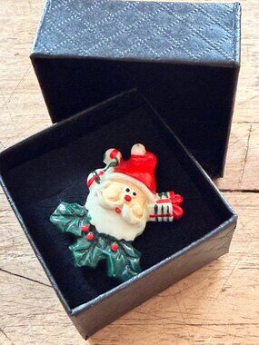 Vintage Santa Claus Christmas Brooch With Holly & Gift Multi-Color Enamel Pin Pe
